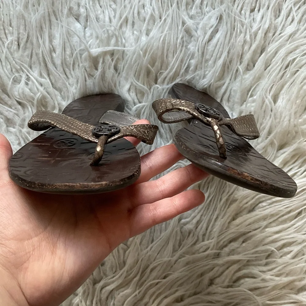 Tory Burch Thora Brown Bronze Metallic Pebbled Leather Thong Flat Sandals Size 7